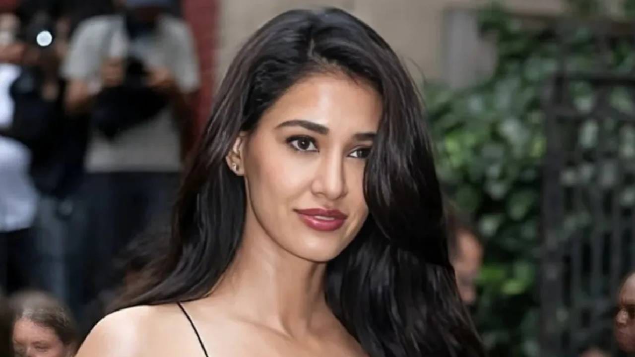 दिशा तिच्या अभिनयासोबतच तिच्या ग्लॅमरस आणि बोल्ड लूकमुळेही कायम चर्चेत असते. सोशल मीडियावर तिचा मोठा चाहतावर्ग असून, तिच्या प्रत्येक पोस्टची चाहते आतुरतेने वाट पाहतात. मात्र, दिशाच्या आयुष्याबद्दल अशा काही गोष्टी आहेत ज्या फार कमी लोकांना माहिती आहेत.