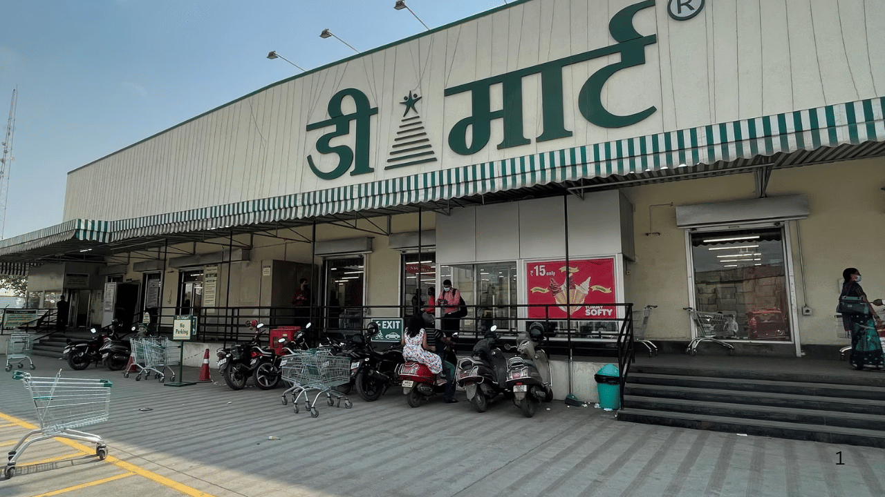 डी-मार्टचे साहाय्यक व्यवस्थापक मिर्झा बेग यांनी दिलेल्या तक्रारीनुसार, आता महात्मा फुले पोलीस ठाण्यात आरीफ युसुफ शेख याच्यावर गुन्हा दाखल करण्यात आला आहे.