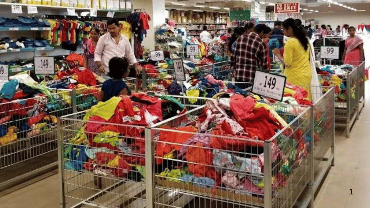 याच डी-मार्टमध्ये आता चोरी झाल्याचा प्रकार समोर आला आहे. कल्याण पश्चिमेतील बैलबाजार परिसरात असलेल्या डी-मार्टमधून एका ग्राहकाने 14 हजार 949 रुपयांच्या किराणा सामानाची चोरी केल्याची घटना घडली आहे.