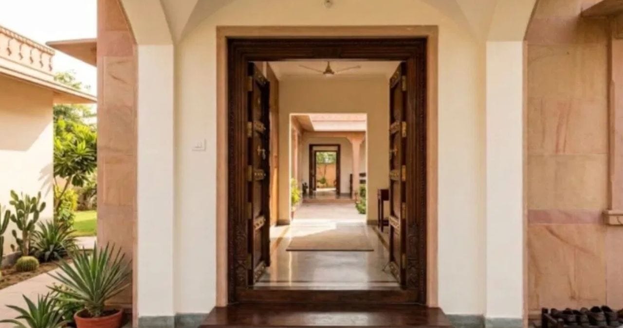 भारतात प्रत्येक घरांना उंबरठा असतो. वास्तूशास्त्रानुसार, उंबरठा घरातील सुरक्षिततेचे प्रतिक मानले जाते. त्यामुळे घराच्या दाराला उंबरठा नसलेले घर क्वचित आढळून येते.