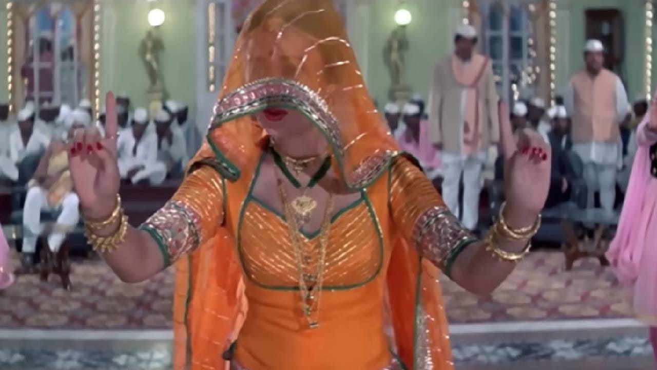हे गाणं 100 वेळा ऐकलं तरी भरत नाही मन, इतकं सुंदर की 41 वर्षांपासून प्रचंड सुपरहिट हे गाणं 100 वेळा ऐकलं तरी भरत नाही मन, इतकं सुंदर की 41 वर्षांपासून प्रचंड सुपरहिट