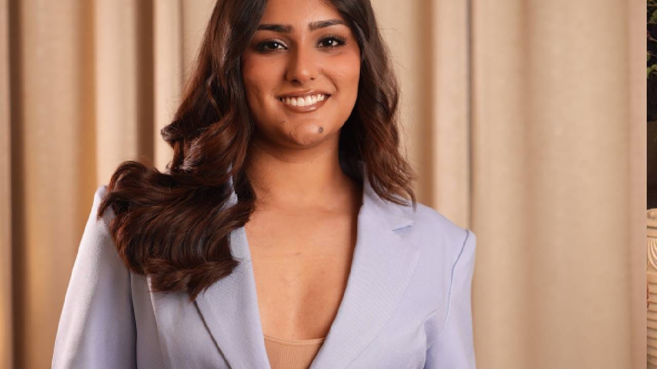 सोशल मीडिया इन्फ्लुएन्सर आणि अभिनेत्री एला डी वर्मा हिने तिच्या ट्रान्सजेंडर प्रवासाबद्दल आणि या काळात आलेल्या अडचणींबद्दल मनमोकळेपणाने भाष्य केलं. एक मुलगा म्हणून एलाचा जन्म झाला आणि त्याचं नाव देव होतं. मात्र, लहानपणापासूनच स्वतःमध्ये मुलीची ओळख जाणवत होती.( All Photos : Social Media)