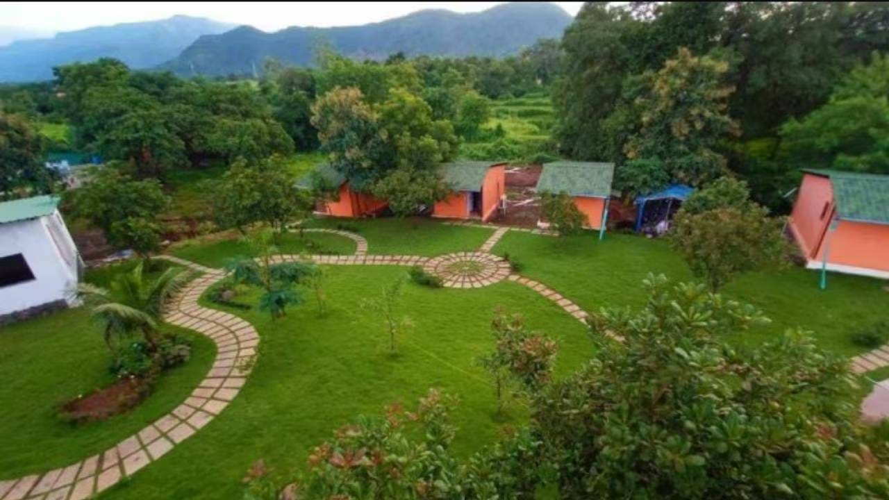 विशेष म्हणजे येथे हंगामानुसार भात, गहू, ताज्या भाज्या आणि विविध प्रकारची सेंद्रिय फळे पिकवली जातात. सेंद्रिय शेतीला विशेष प्राधान्य दिलं जात असल्याचं विविध माध्यमांतील अहवालांमध्ये नमूद करण्यात आलं आहे. तिथे फार्महाऊसमध्ये आंबा, नारळ, केळी यांसारख्या अनेक फळझाडांची लागवड करण्यात आली आहे. हिरवाईने नटलेलं हे ठिकाण निसर्गप्रेमींसाठी आकर्षणाचं केंद्र ठरतं.