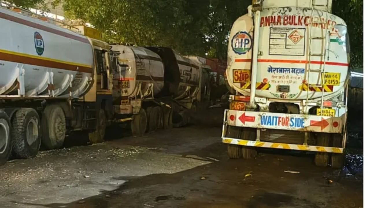 चेंबूर वाशीनाका परिसरात ट्रकमधून वायूगळती झाल्याने घबराट, दोन किमीची वाहतूक बंद चेंबूर वाशीनाका परिसरात ट्रकमधून वायूगळती झाल्याने घबराट, दोन किमीची वाहतूक बंद