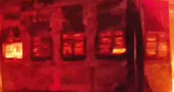 Train Fire : भल्या पहाटे ट्रेनला भीषण आग, प्रवाशांमध्ये खळबळ; जीव वाचवण्यासाठी अनेकांनी खिडकीतून मारल्या उड्या