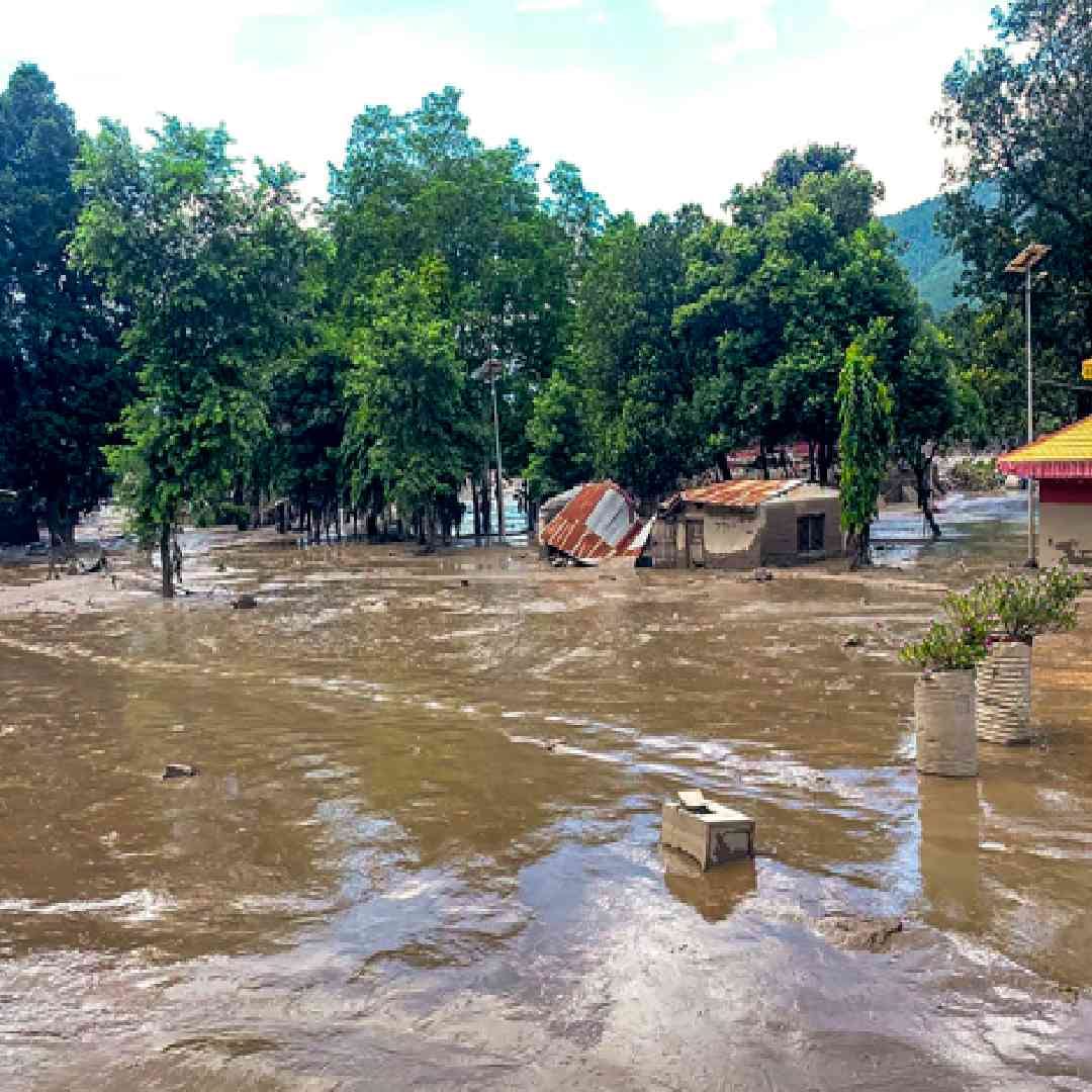 या भीषण नैसर्गिक आपत्तीत बरचं काही उद्ध्वस्त झालं आहे. तिबेटच्या सीमेवरील गावं या पुरात वाहून गेली आहेत. अचानक आलेल्या या पुरामुळे चीनच्या तिबेटमधून कैलाश मानसरोवर यात्रेसाठी जाणाऱ्या जवळपास 400 यात्रेकरुंशी संपर्क तुटला आहे.