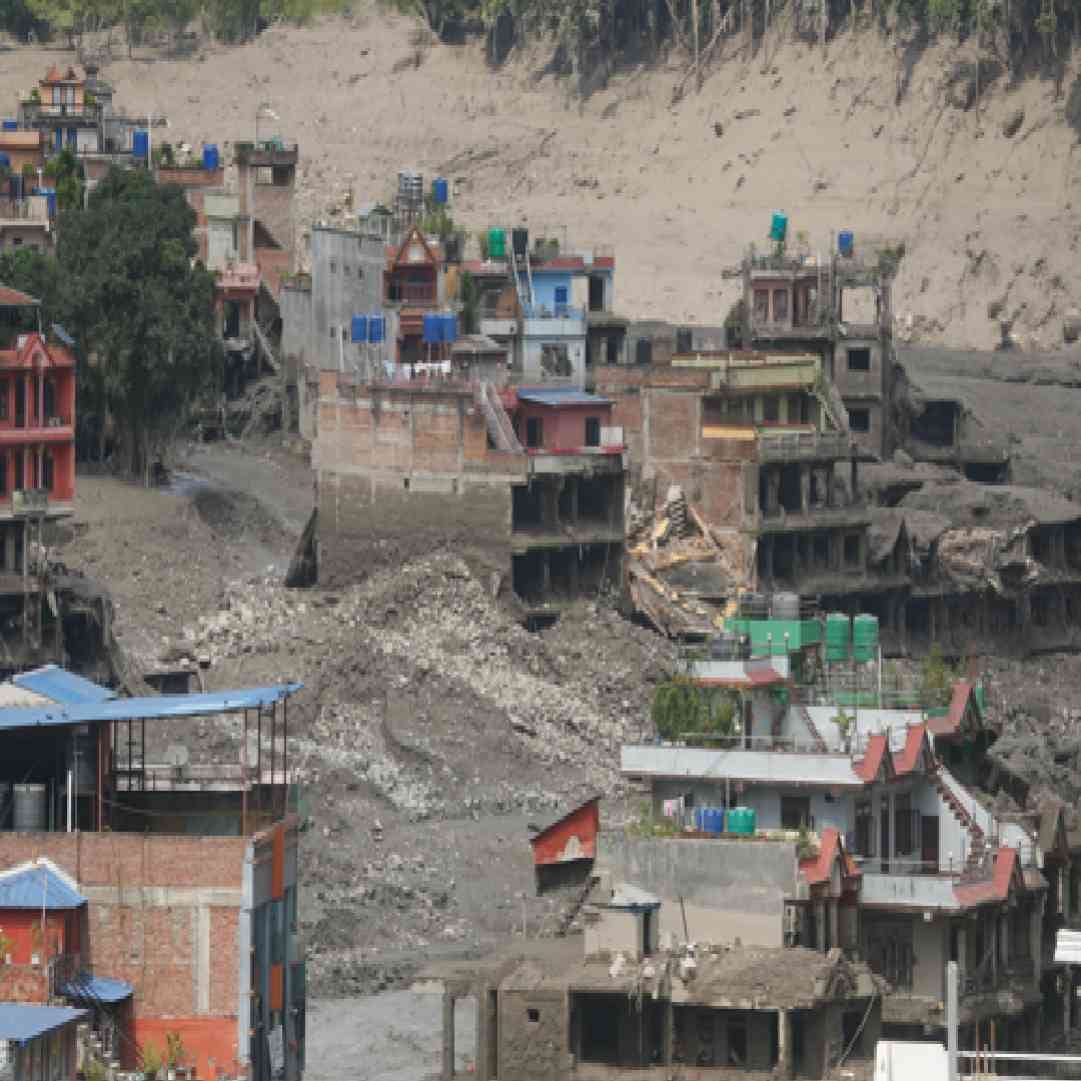 नदी इथे वेगाने वळते. त्यानंतर भारतात ती सियांद नदी बनते. असममध्ये या नदीला ब्रह्मपुत्र म्हणतात. या योजनेतंर्गत 250 किलोमीटर लांब खोऱ्यात पाच धरणं बांधली जाणार आहेत. नदीच्या छोट्या भागावर जवळपास 2000 मीटर उंचीवरुन पाणी पडेल. त्यापासून वीज निर्मिती होईल. 2033 च्या आसपास हा प्रोजेक्ट पूर्ण होईल. याची क्षमता 60 गीगावॅट असेल. (Getty Images)
