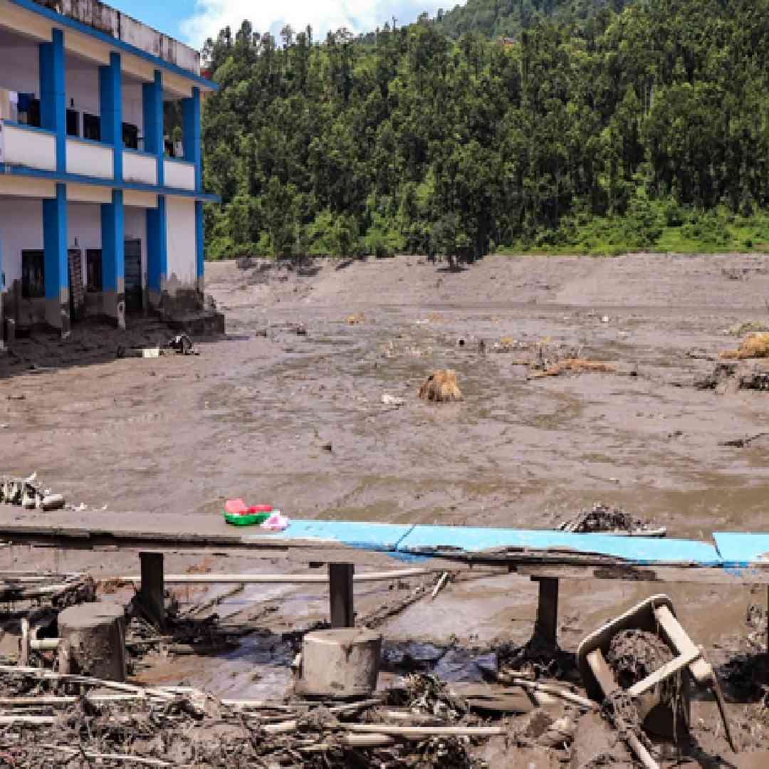 यात 105 भारतीय आहेत. त्यांची काही बातमी मिळत नाहीय. हायड्रोलॉजिकल एक्सपोर्ट आणि जियोलॉजिकल संशोधकांनी 'ग्लेशियर लेक आउटबर्स्ट फ्लड' मुळे हा पूर आल्याचं म्हटलं आहे. पुराचं पाणी इतक्या वेगात आलं की, लोकांना स्वत:ला वाचवण्याची संधीच मिळाली नाही.