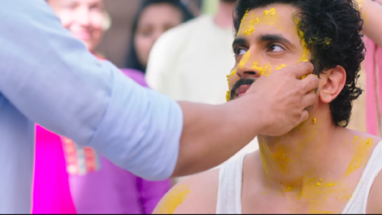 मैत्री आणि प्रेम यांवर आधारित या चित्रपटातील 'तेरा यार हूं मैं' हे गाणं गीतकार कुमार यांनी लिहिले असून संगीत रोचक कोहली यांनी दिले आहे. गायक अरिजीत सिंह यांच्या भावपूर्ण आवाजामुळे हे गाणं प्रचंड लोकप्रिय झाले.