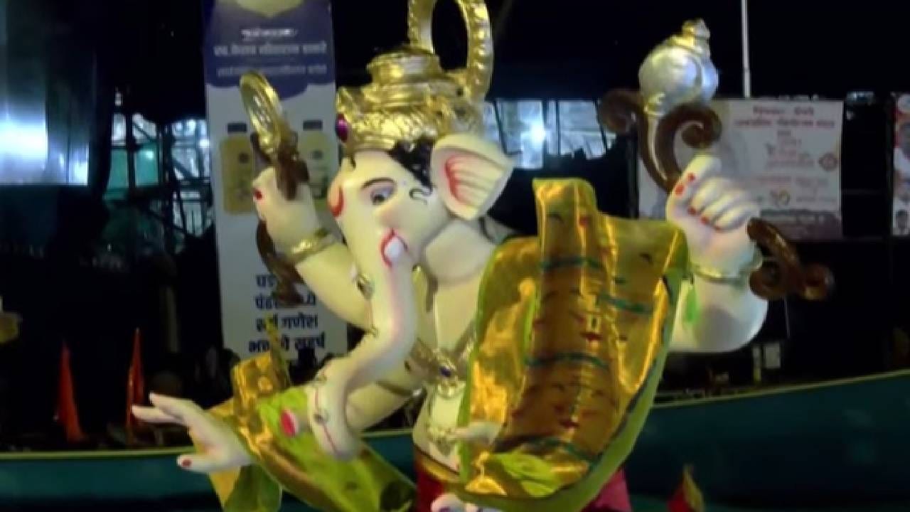 प्रत्येक रस्त्यावर आणि चौकाचौकात गणेशभक्तीचं वातावरण अनुभवायला मिळत होतं.  या आगमन सोहळ्यात गणरायाच्या विविध रूपांचं दर्शन भाविकांना घडलं.  ( Photo Credit : Facebook- utsav_official_mumbai) 