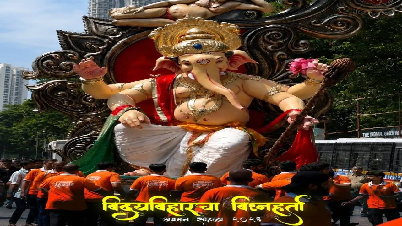 दुपारपासून सुरू झालेला हा आगमन सोहळा सायंकाळपर्यंत चांगलाच रंगला. बाप्पाच्या आगमनाच्या प्रत्येक क्षणाचा आनंद घेण्यासाठी भाविकांनी मोठी गर्दी केली होती. ढोल-ताशांच्या तालावर तरुणाईचा उत्साह ओसंडून वाहत होता, तर ज्येष्ठ नागरिक आणि महिला भक्तिभावाने बाप्पाचं दर्शन घेत होते. लहान मुलांपासून ज्येष्ठांपर्यंत प्रत्येकजण या उत्सवाच्या आनंदात सहभागी झाला होता. ( Photo Credit : Facebook- utsav_official_mumbai) 