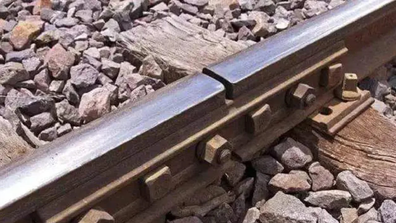 रेल्वेने प्रवास करताना आपण गाडीचा वेग, डबे, स्थानके आणि रेल्वे रुळ यांसारख्या अनेक गोष्टी पाहतो. मात्र, या प्रत्येक गोष्टीमागे विशिष्ट अभियांत्रिकी आणि शास्त्रीय कारणे दडलेली असतात. रेल्वे रुळांच्या जोडांमध्ये दिसणारी छोटी फट हीदेखील त्यापैकीच एक महत्त्वाची बाब आहे.