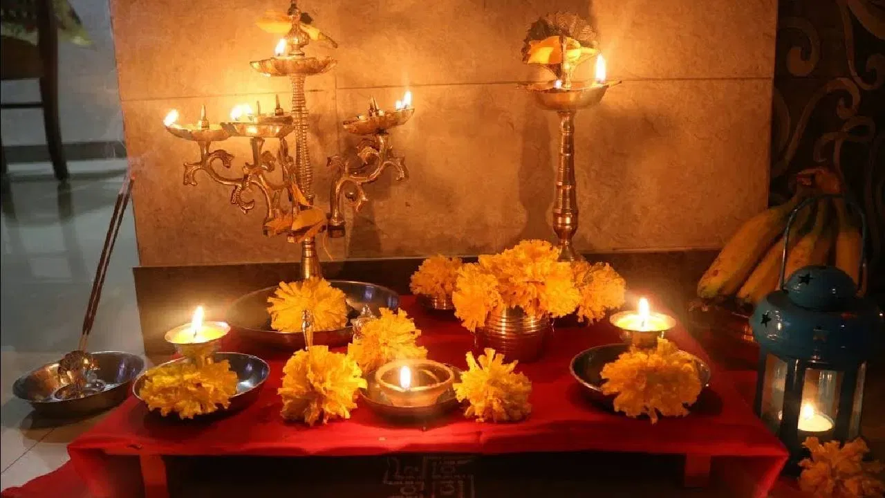 आषाढ किंवा दीप अमावस्येला सकाळी लवकर उठून नदीवर स्नान करण्याची परंपरा आहे. नदी जवळ नसल्यास अंघोळीच्या पाण्यात गंगाजल टाकून स्नान करता येते. त्यानंतर घरातील देवांची पूजा करावी. संध्याकाळी दिव्यांची पूजा करावी आणि पितरांना नैवेद्य दाखवावा.