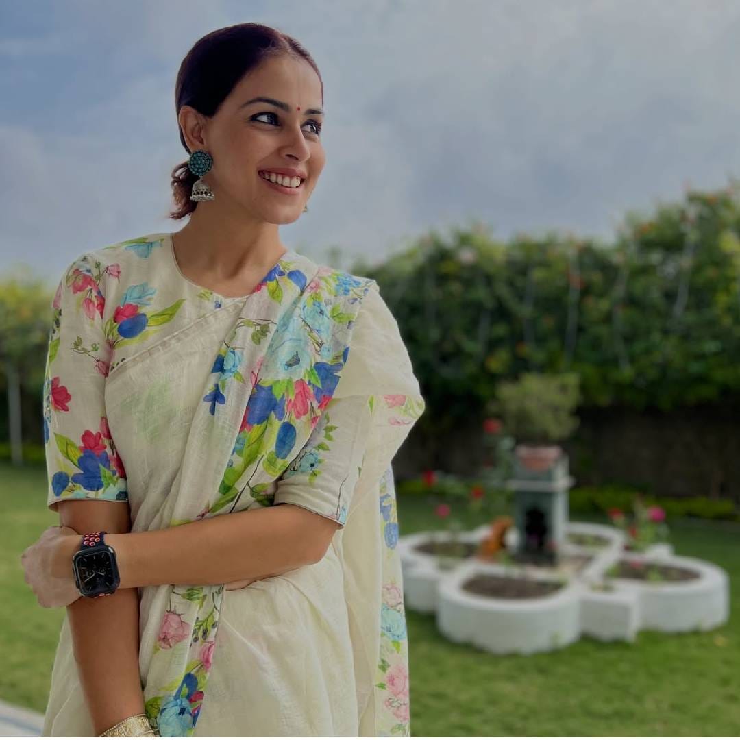 बायकोला वाढदिवसाच्या शुभेच्छा देताना त्याने पुढे लिहिलं, 'आमच्या कुटुंबाला एकसंध ठेवणाऱ्या व्यक्तीला.. एक सुपर मॉम, अप्रतिम मुलगी, प्रेमळ बहीण आणि माझ्या वेड्या बायकोला वाढदिवसाच्या शुभेच्छा. माझं तुझ्यावर खूप प्रेम आहे.'
