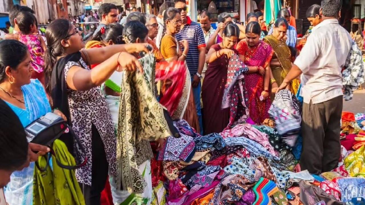 देशाची आर्थिक राजधानी असलेल्या मुंबईमध्ये शॉपिंगसाठी अनेक आलिशान मॉल्स आहेत. मात्र कमी बजेटमध्ये दर्जेदार आणि ट्रेंडी वस्तू खरेदी करायच्या असतील तर मुंबईतील काही पारंपरिक बाजार आजही लाखो ग्राहकांची पहिली पसंती ठरतात.