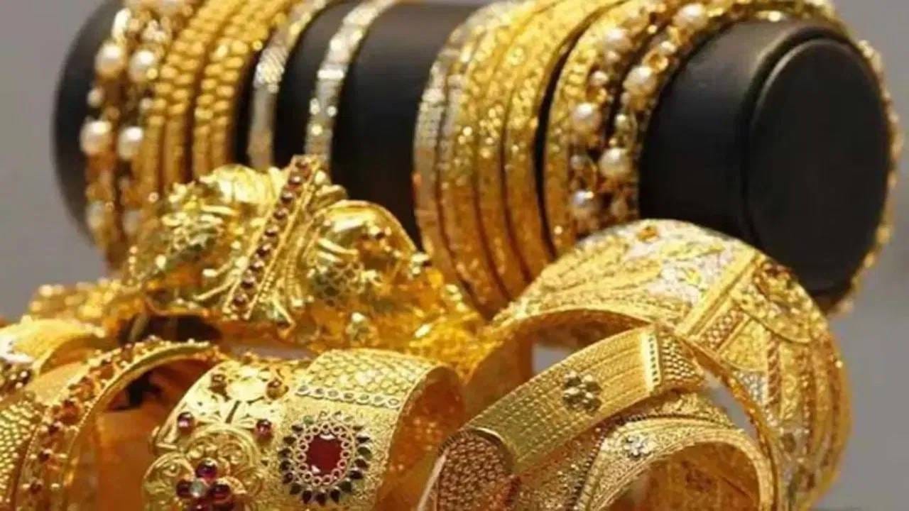 सणासुदीचे दिवस असून सोनं-चांदीच्या दागिन्यांसाठी, खरेदीसाठी ग्राहक उत्सुक असतात. मात्र सध्याचे वर-खाली होणारे भाव पाहता, सोनं-चांदी खरेदी करताना 100 वेळा तरी विचार करावा लागतो नाहीतर बजेट कोलमडण्याची भीती असते. जळगावच्या सराफ बाजारात आज सोने आणि चांदीच्या दरात मोठी हालचाल पाहायला मिळाली. मौल्यवान धातूंच्या दरांकडे ग्राहक आणि गुंतवणूकदारांचे लक्ष लागले असून, आजच्या बाजारभावात चांदीच्या दरात लक्षणीय घसरण झाली आहे.