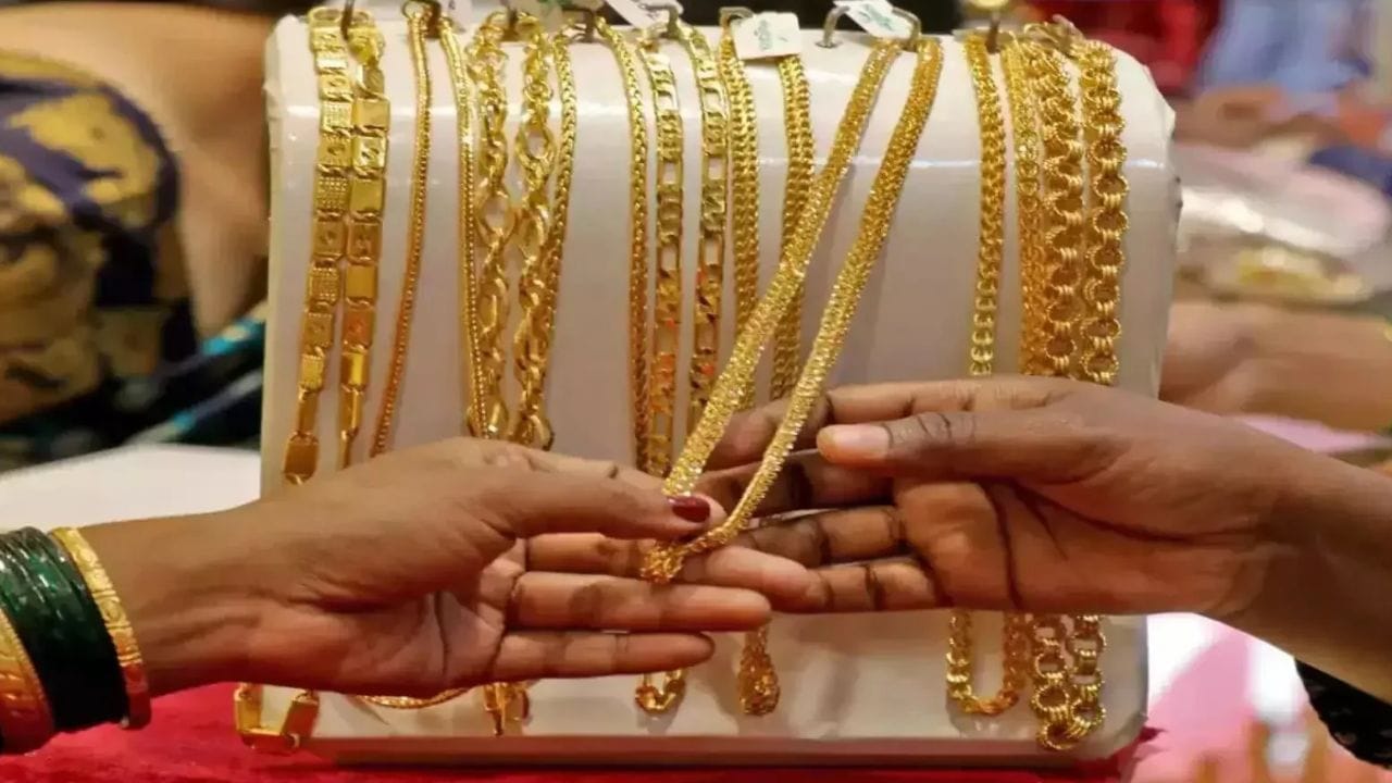 यासोबतच चांदीच्या दरातही मोठी वाढ झाली. सोने आणि चांदीच्या दरात सातत्याने वाढ होत आहे. इराण आणि अमेरिका युद्धात दर कमी झाले होते आता पुन्हा दर वाढली आहेत.