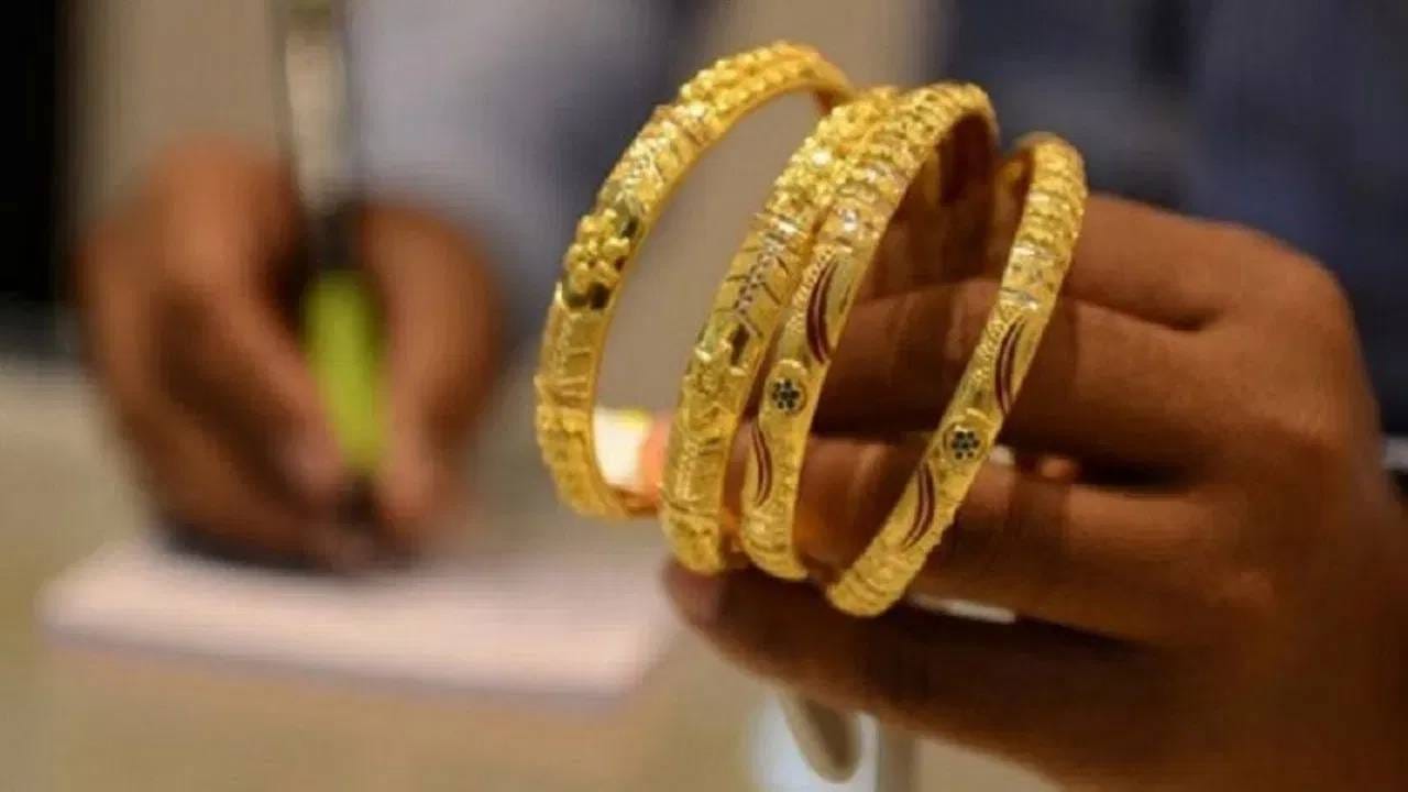 ( डिस्क्लेमर : सोन्या-चांदीचे दर बाजारातील घडामोडींनुसार सतत बदलत असतात. त्यामुळे दागिने किंवा चांदीची खरेदी करण्यापूर्वी स्थानिक सराफाकडून त्याच दिवसाचा अंतिम दर आणि लागू शुल्क निश्चित करून घेणे महत्त्वाचं आहे.)