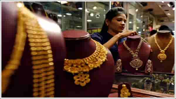 Gold Price Today: 24 आणि 22 कॅरेट सोनं स्वस्त, सात दिवसांनंतर चांदीही घसरली; आजचे भाव किती ?