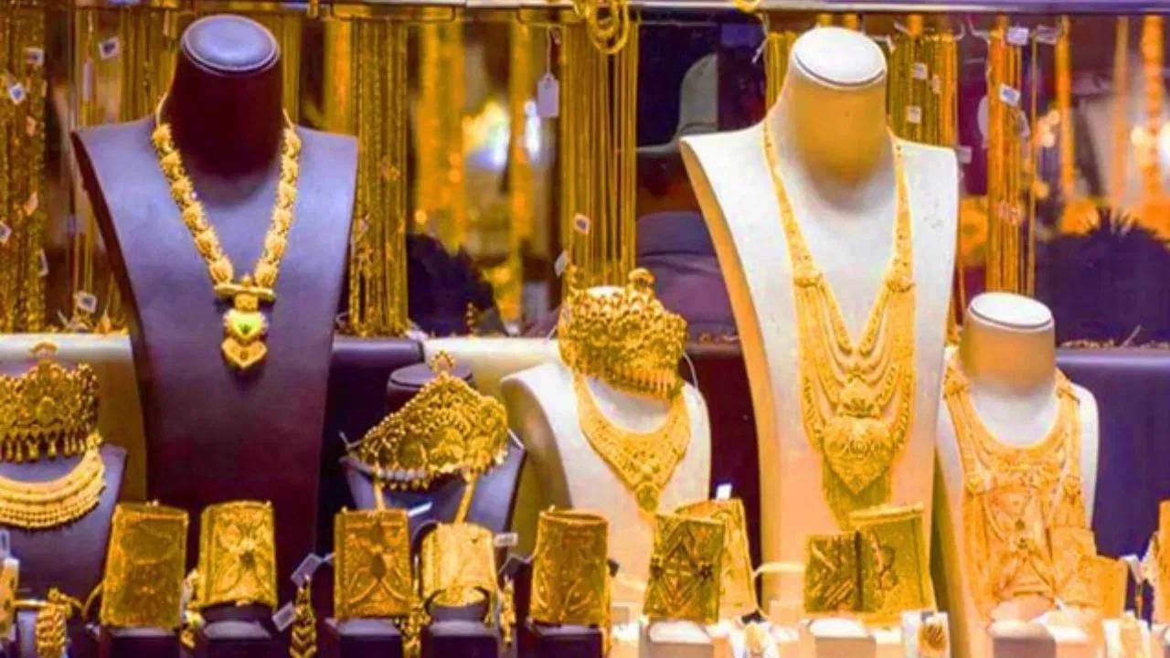 जळगावच्या सराफ बाजारात जीएसटीसह सोन्याचा दर 1 लाख 57 हजार 590 रुपयांवर स्थिर आहे. त्यामुळे सोनं खरेदीचा विचार असेल, त्या ग्राहकांसाठी आजच्या बाजारात दरात विशेष बदल झालेला नाही.