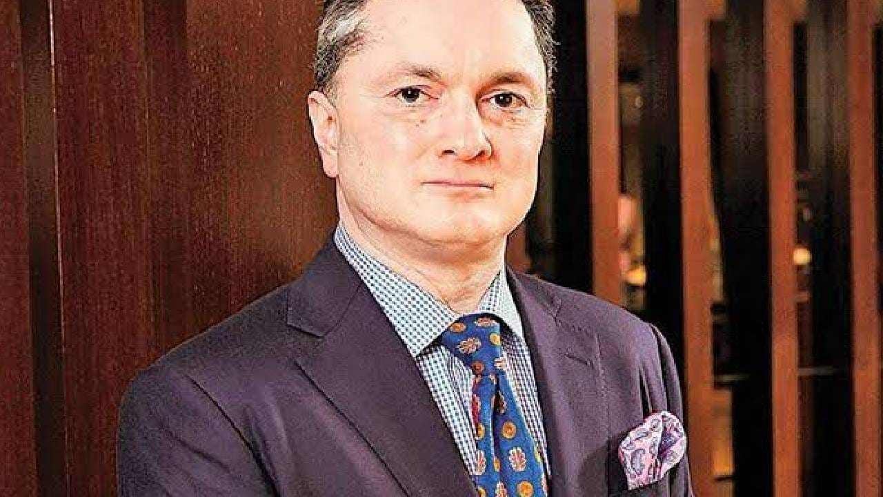 देशातील सर्वात महागड्या घरांमध्ये रिलायन्स इंडस्ट्रीजचे चेअरमन मुकेश अंबानी (Mukesh Ambani) यांचे मुंबईतील अँटिलिया हे घर सर्वात वरच्या क्रमांकावर येतं. याशिवाय भारतातील टॉप-10 महागड्या घरांच्या यादीत त्यांचे धाकटे बंधू अनिल अंबानी यांच्यासह देशातील अनेक दिग्गज उद्योगपतींच्या आलिशान घरांचा समावेश आहे. असेच एक प्रसिद्ध उद्योगपती म्हणजे रेमंड समूहाचे गौतम सिंघानिया (Gautam Singhania). त्यांचं घर हे अनिल अंबानी यांच्या ॲबोड या घरापेक्षाही महाग असल्याचं म्हटलं जातं. (All photos : Social Media)