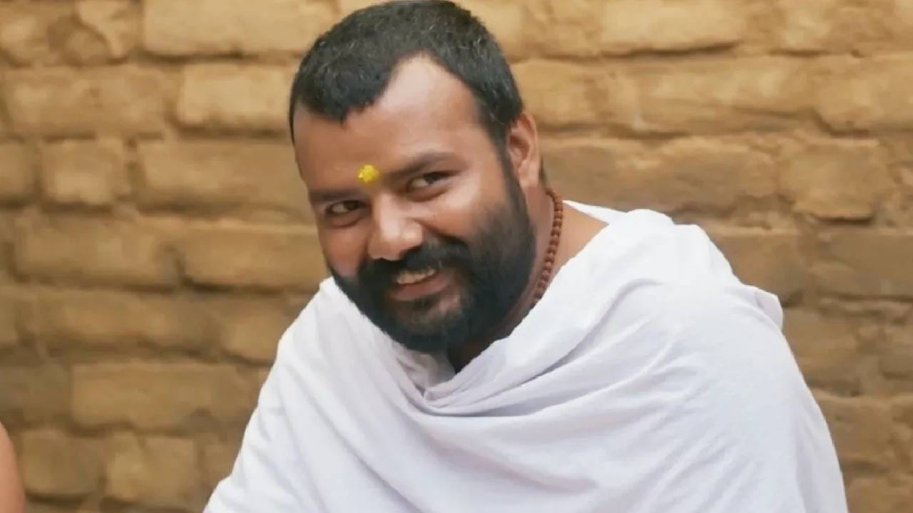 नीम करोली बाबा यांच्या जीवनावर आधारित या चित्रपटाला सुरुवातीला फारसा प्रतिसाद मिळाला नाही. मात्र तिसऱ्या आठवड्यापासून चित्रपटाच्या कमाईने अचानक वेग घेतला. ‘हनुमान अंश’ हा चित्रपट दिग्दर्शक विशाल चतुर्वेदी यांनी लिहिला आणि दिग्दर्शित केला आहे. हा चित्रपट प्रसिद्ध आध्यात्मिक संत नीम करोली बाबा, ज्यांना महाराजजी म्हणूनही ओळखलं जातं, यांच्या जीवन आणि आध्यात्मिक प्रवासावर आधारित आहे.