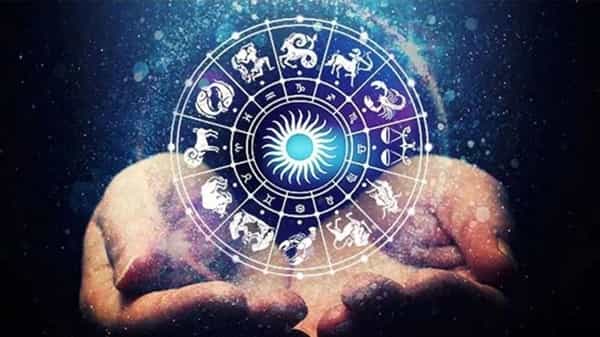 Horoscope for 21 August : मेष राशी : करिअरमध्ये नवीन जबाबदारी मिळण्याची शक्यता असून कामातील कौशल्याची दखल घेतली जाईल. नोकरीच्या शोधात असणाऱ्यांना चांगली बातमी मिळू शकते. घरातील वातावरण आनंदी राहील आणि कुटुंबातील व्यक्तींचे सहकार्य मिळेल. महत्त्वाचे निर्णय घाईने न घेता विचारपूर्वक घेतल्यास फायदा होईल.