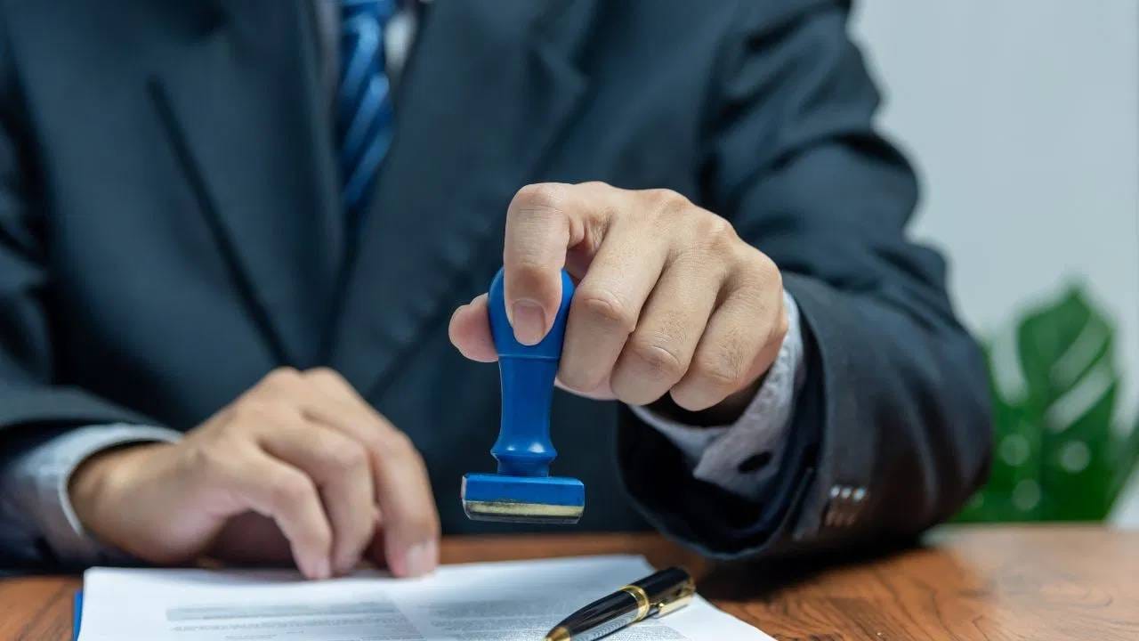 न्यायालयाच्या मते, हॉटेलमध्ये टीव्हीची सुविधा ही ग्राहकांना दिली जाणारी व्यावसायिक सुविधा आहे. त्यामुळे कॉपीराइट असलेली गाणी किंवा इतर कंटेंट दाखवण्यासाठी आवश्यक परवाना घेणं गरजेचं ठरतं.