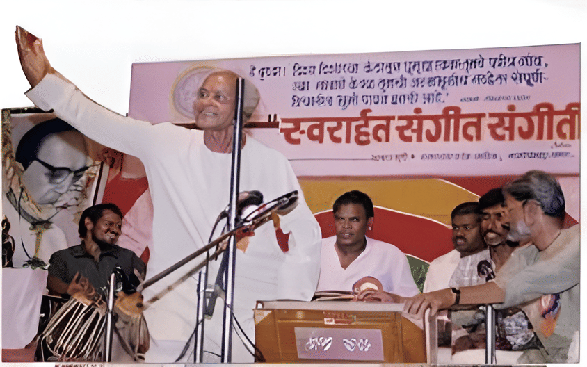 सध्या महाराष्ट्रात ही फियाट गाडी माझी म्हणू का ? या गाण्याने धुमाकूळ घातला आहे. सध्या या गाण्यावर अनेक जण रिल्स करताना दिसत आहेत.