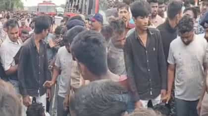 जळगावमध्ये भरधाव ट्रक कावड येत्रात घुसरा, 8 वर्षीय चिमुकल्याचा मृत्यू.