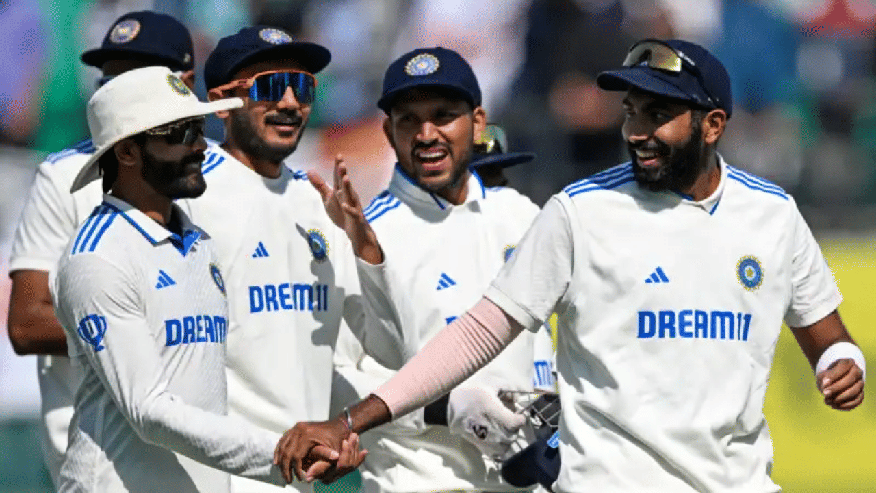 IND vs SL: श्रीलंकेविरुद्ध मालिकेसाठी बीसीसीआय तातडीने बदलणार संघ, ऐनवेळी असा निर्णय घेण्यामागचं कारण काय? IND vs SL: श्रीलंकेविरुद्ध मालिकेसाठी बीसीसीआय तातडीने बदलणार संघ, ऐनवेळी असा निर्णय घेण्यामागचं कारण काय?