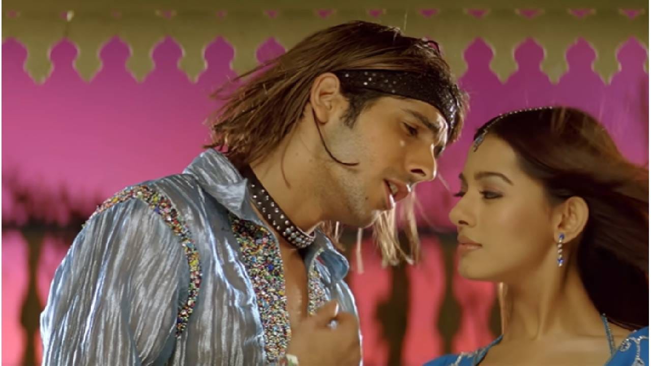 ‘मैं हूं ना’ हा फराह खान यांचा दिग्दर्शक म्हणून पहिला चित्रपट होता. या चित्रपटात शाहरुख खान, सुष्मिता सेन, झायेद खान, अमृता राव आणि सुनील शेट्टी यांच्या प्रमुख भूमिका होत्या. भारत-पाकिस्तान शांतता उपक्रमाच्या पार्श्वभूमीवर आधारित या चित्रपटात अॅक्शन, रोमांस, कॉमेडी, कौटुंबिक भावना आणि देशभक्तीचा सुरेख मेळ पाहायला मिळाला.