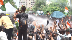 पाण्याचा मारा सुरू होताच गमछे उडवून विद्यार्थी नाचले
