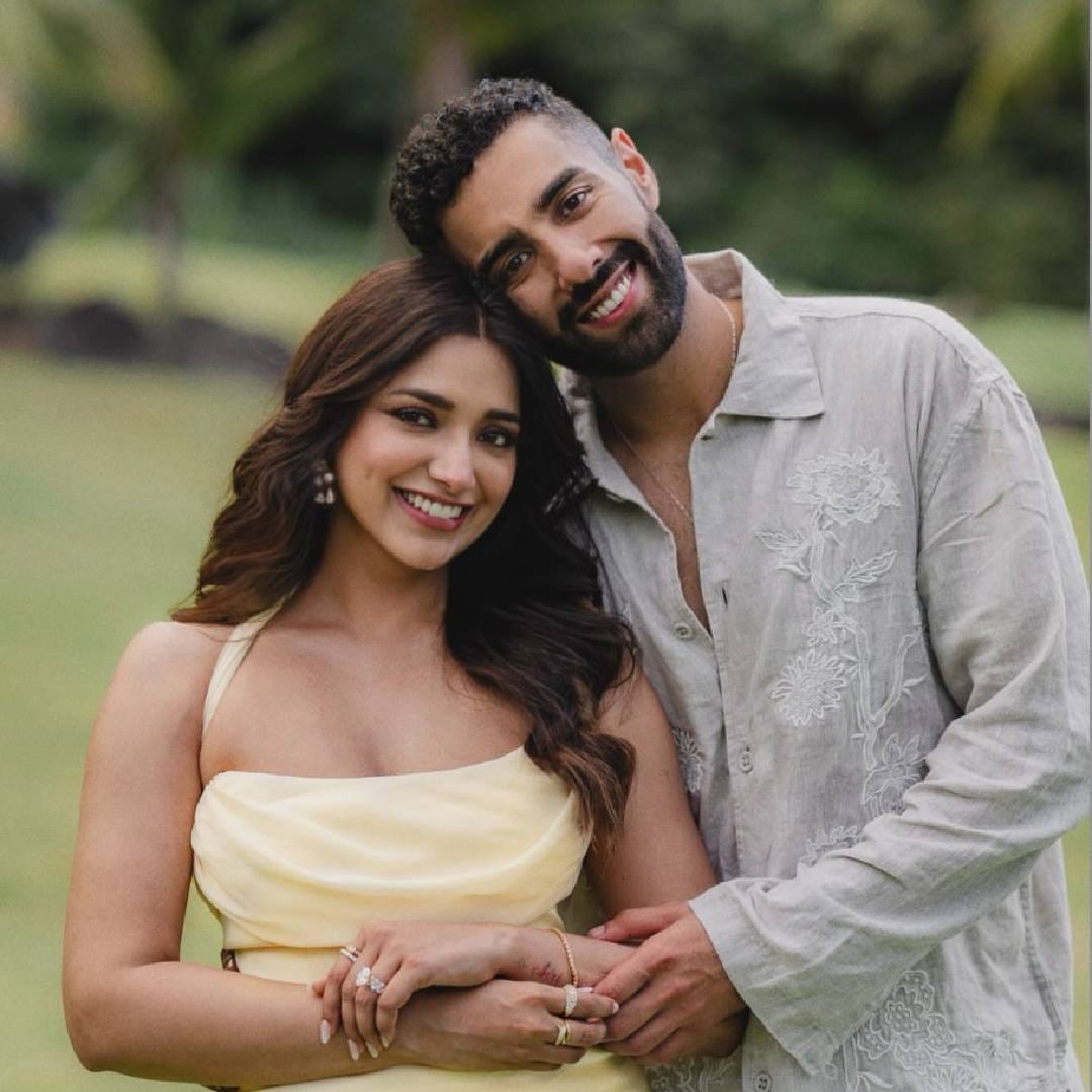 रितेश देशमुखच्या 'वेड' या चित्रपटातून घराघरात पोहोचलेली अभिनेत्री जिया शंकर सध्या तिच्या खासगी आयुष्यामुळे चर्चेत आली आहे. जियाने तिच्या इन्स्टाग्राम अकाऊंटवर खास व्यक्तीसोबत रोमँटिक फोटो पोस्ट करत प्रेमाची जाहीर कबुली दिली आहे. बॉयफ्रेंड करणने जियाला प्रपोज केलं असून या प्रपोजलचे सुंदर फोटो तिने चाहत्यांसोबत शेअर केले आहेत.