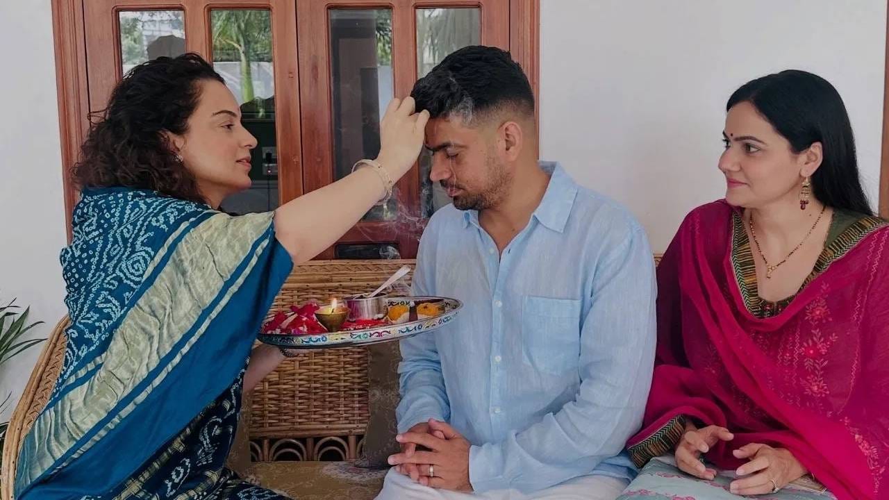 बॉलिवूडची क्वीन कंगना रनौतने आपल्या कुटुंबासोबत रक्षाबंधनाचा सण साजरा केला आणि सोशल मीडियावर त्याचे फोटो शेअर केले. तिच्या फोटोंवर बरेच लाइक्स आणि कमेंट्स आल्या होत्या. 