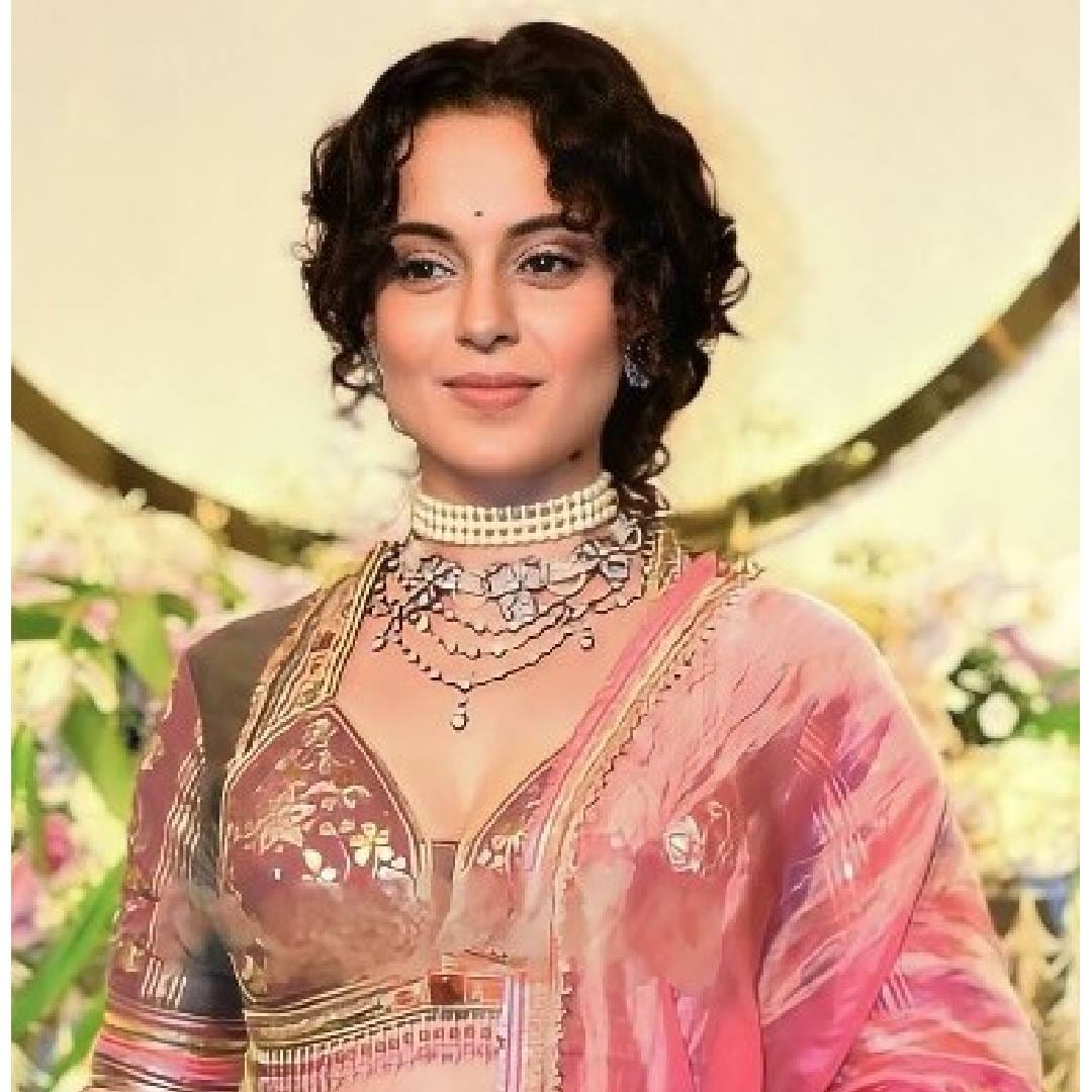 क्रिती सनॉनच्या GIVA ज्वेलरीच्या जाहिरातीतील कपड्यांवर कंगनाने टीका केली होती. क्रितीने रक्षाबंधनाच्या जाहिरातीत ब्रालेटसारखा ब्लाऊज, केप आणि ड्रेप्ड स्कर्ट परिधान केला होता. तिच्या या लूकवर सोशल मीडियावरूनही मोठ्या प्रमाणात प्रतिक्रिया उमटल्या.