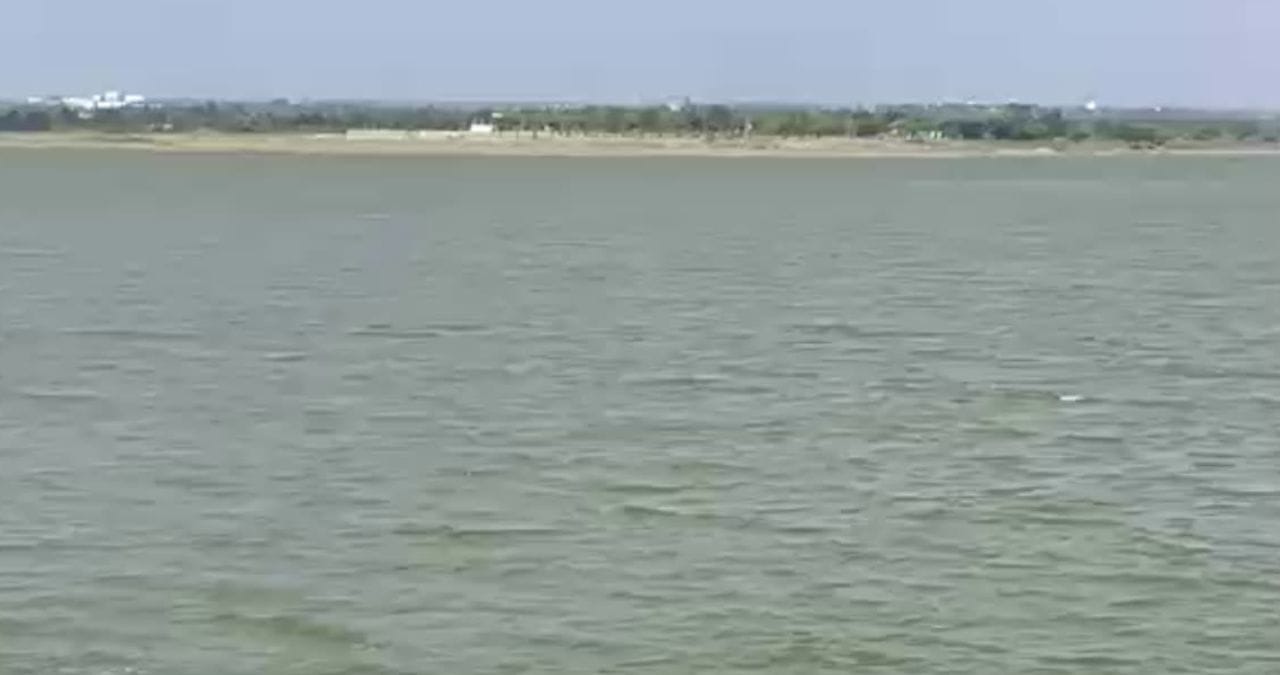रात्र सरताच दिवसा तरंगायला लागले मृतदेह, भूतनाथ तलावात भयंकर प्रकार; 5 दिवसापूर्वी घडलं असं काही की… लोकांमध्ये एकच भीती! रात्र सरताच दिवसा तरंगायला लागले मृतदेह, भूतनाथ तलावात भयंकर प्रकार; 5 दिवसापूर्वी घडलं असं काही की… लोकांमध्ये एकच भीती!