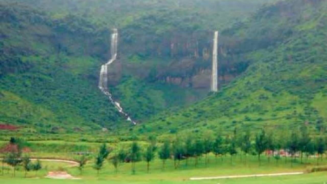 पावसाळ्यात धुक्याने वेढलेल्या डोंगररांगा आणि हिरवाईचा मनमोहक नजारा पाहायचा असेल, तर खारघर हिल्सला भेट देता येईल. मोकळी हवा, निसर्गरम्य दृश्ये आणि पावसाळ्यातील आल्हाददायक वातावरणामुळे हे ठिकाण पर्यटकांच्या पसंतीस उतरते.