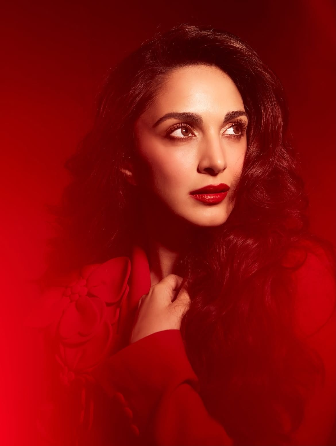 अभिनेत्री किआरा अडवाणी (Kiara Advani) कायम तिच्या खासगी आणि प्रोफेशनल आयुष्यामुळे चर्चेत असते. सध्या अभिनेत्रीचे काही फोटो सोशल मीडियावर तुफान व्हायरल होत आहेत. चाहत्यांना देखील अभिनेत्रीचे फोटो आवडले आहेत.