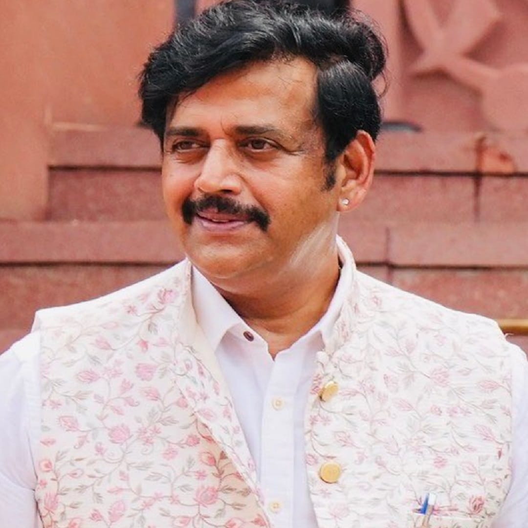 अभिनेते रवी किशन यांनी बॉलिवूड आणि भोजपुरी सिनेविश्वात स्वतःचं नाव मोठं केलं आहे. राजकारणात देखील रवी किशन सक्रिय आहेत. अभिनेते कायम कोणत्या कोणत्या कारणामुळे चर्चेत असतात. पण आता ते मुली आणि त्यांच्या करीयरमुळे चर्चेत आले आहे.