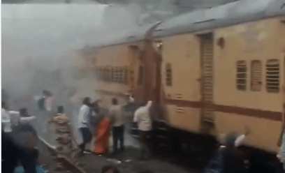 कर्जत रेल्वे स्थानकाजवळ कोयना एक्स्प्रेसमधून निघाला धूर,प्रवासी घाबरले.