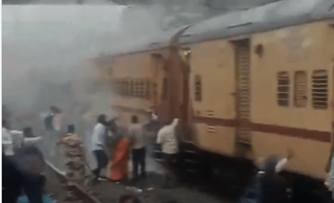 कर्जत रेल्वे स्थानकाजवळ कोयना एक्स्प्रेसमधून निघाला धूर, प्रवाशांची एकच पळापळ