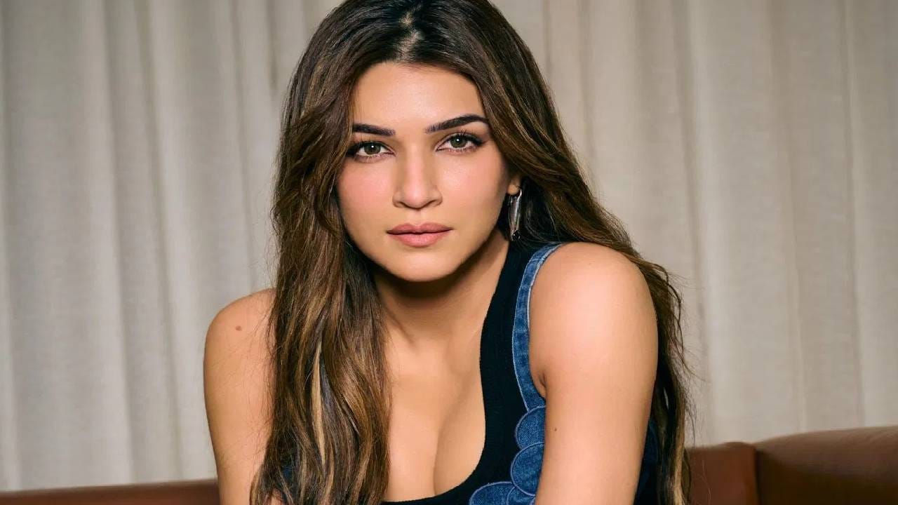 Kriti Sanon Net Worth Film Fees : बॉलिवूडमधील फेमस आणि टॅलेंटेड अभिनेत्री क्रिती सेनन (Kriti Sanon) हिने तिच्या अथक, कठोर मेहनतीच्या जोरावर फिल्मी दुनियेत एक वेगळीा ओळख निर्माण केली आहे.  गेल्या काही वर्षांत तिने मोठं यश मिळवत चांगल नाव कमावलंय. सध्या तच्या रक्षाबंधनाच्या एका जाहिरातीवरून बराच वाद झाला, त्यातील तिच्या कपड्यांवरू बरीच टीका झाली. अखेर कंपनीने माफी मागत ती जाहिरातच मागे घेतली.  चित्रपटांसोबतच ब्रंड एँडोर्समेंट आणि बिझनेस व्हेंचरमधून क्रिती मोठी कमाई करते. 'हीरोपंती' मधून बॉलिवूड डेब्यू करणाऱ्या क्रितीने अनेक नामवंत चित्रपटात काम केलंय. त्यामध्ये 'बरेली की बर्फी', 'लुका छुप्पी', 'क्रू', 'भेड़िया', 'मिमी', 'तेरी बातों में ऐसा उलझा जिया' अशा अनेक हिट चित्रपटांचा समावेश आहे. 