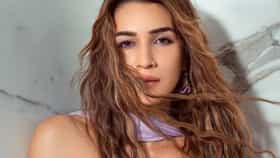 Kriti Sanon : फिल्मी पडद्यावरच नाही, कमाईतही ‘हिट’; क्रिती सेननची कमाई नेमकी किती? संपत्तीचा आकडा थक्क करणारा