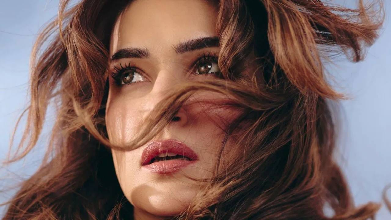 मीडिया रिपोर्ट्सनुसार, क्रिती सेनन तिच्या प्रत्येक चित्रपटासाठी कोट्यवधी रुपयांचं मानधन घेते.  नुकत्याच प्रदर्शित झालेल्या ‘कॉकटेल 2’ या चित्रपटासाठी तिला 15 कोटी रुपये फी मिळाल्याचं सांगितलं जातं. क्रितीच्या एकूण संपत्तीबाबत सांगायचं झालं तर तिचं नेटवर्थ 80 ते 100 कोटी रुपयांच्या दरम्यान असल्याचे बोललं जातं. वृत्तांनुसार, चित्रपटाचा स्केल आणि प्रोडक्शन बजेट लक्षात घेऊन ती तिची फी ठरवते. 
