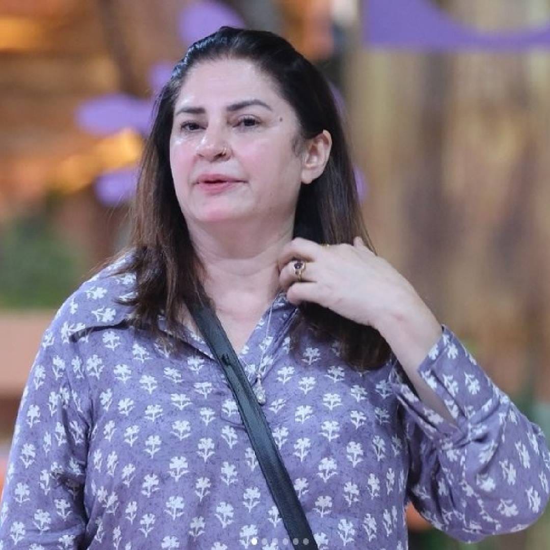 जाहिरातीतील कपडे आणि इतर तपशील कलाकार ठरवत नसतात, तर ब्रँड आणि त्याची टीम त्यांना मंजुरी देतात, असा मुद्दा त्यांनी मांडला. दरम्यान, क्रितीने स्वतः या वादावर प्रतिक्रिया देताना महिलांच्या कपड्यांवरून त्यांचं मूल्यांकन करण्याच्या मानसिकतेवर प्रश्न उपस्थित केला होता. सणाचं महत्त्व कपड्यांमध्ये नसून त्या सणामागच्या भावना आणि नात्यांमध्ये आहे, अशी भूमिका तिने मांडली.