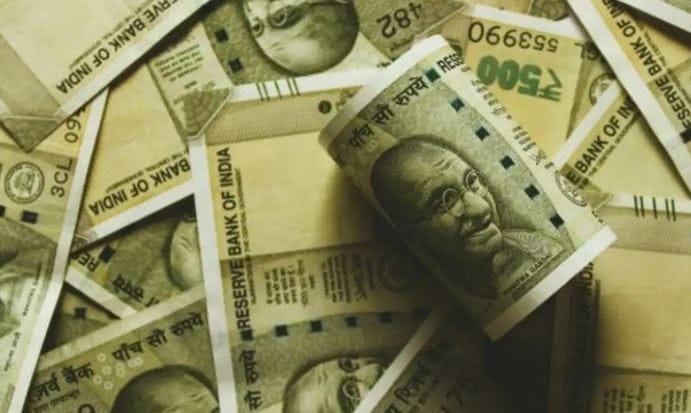 लाडक्या बहिणींना जून महिन्याचे पैसे जुलै महिन्यात मिळाले होते. आता ऑगस्ट महिना संपत आला आहे. तरीदेखील जुलै महिन्याचे पैसे लाडक्या बहिणींना मिळालेले नाहीत. त्यामुळे रक्षाबंधन सणाच्या पार्श्वभूमीवर सरकार लाडक्या बहिणींना 3000 रुपयांची ओवाळणी देणार का? असे विचारले जात आहे.