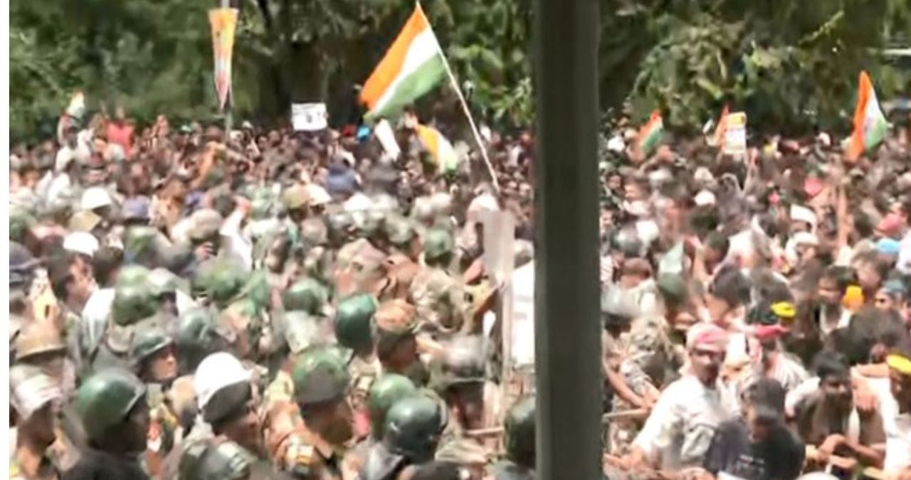 विद्यार्थी आंदोलन पेटलं! दिल्लीची झारखंडमध्ये पुनरावृत्ती; पोलिसांकडून आंदोलक विद्यार्थ्यांवर लाठीचार्ज विद्यार्थी आंदोलन पेटलं! दिल्लीची झारखंडमध्ये पुनरावृत्ती; पोलिसांकडून आंदोलक विद्यार्थ्यांवर लाठीचार्ज