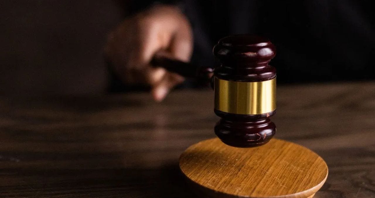 काही दिवसांपूर्वी अहमदाबादमध्येही एका पोलिसाने अत्याचाराच्या प्रकरणातील आरोपीवर गोळी झाडली होती. यावेळी आरोपीच्या पायाला गोळी लागली होती.