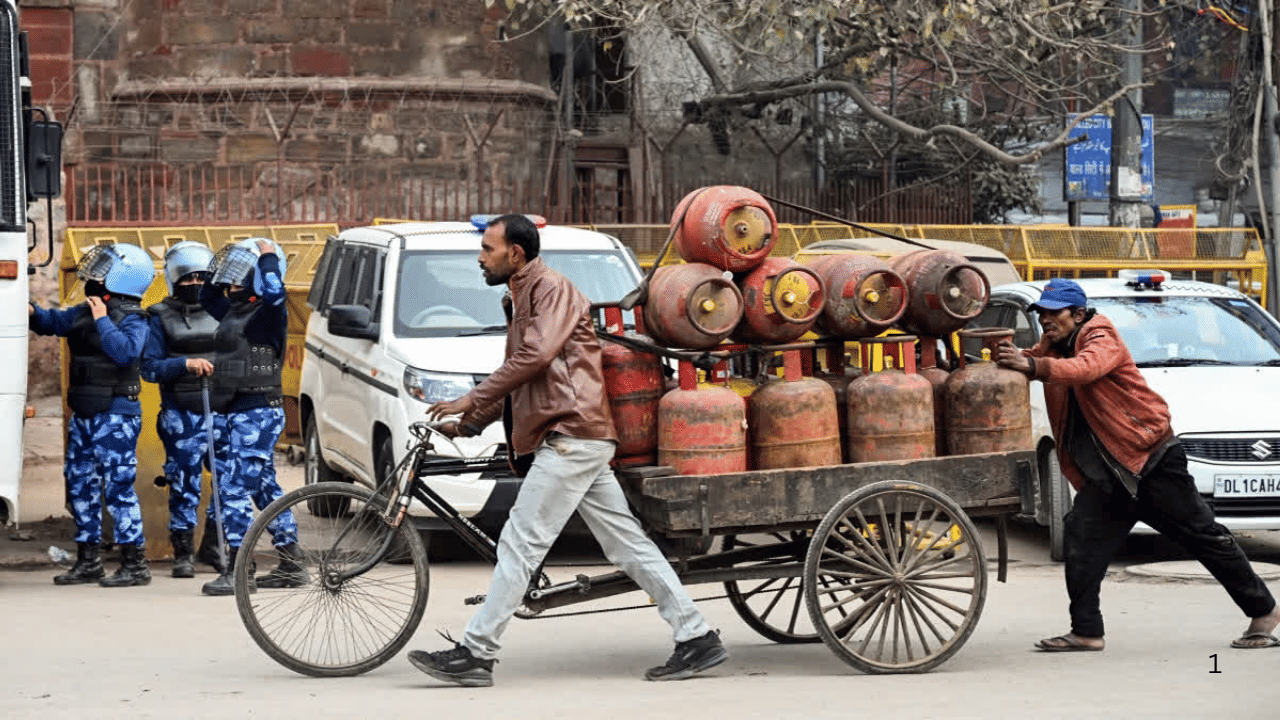 जागतिक बाजारपेठेतील परिस्थिती आणि कच्च्या तेलाच्या किमतींसह अनेक घटकांचा एलपीजीच्या किमतींवर प्रभाव पडेल. याव्यतिरिक्त, गॅसवरील जीएसटी आणि इतर खर्चांचाही परिणाम होऊ शकतो.